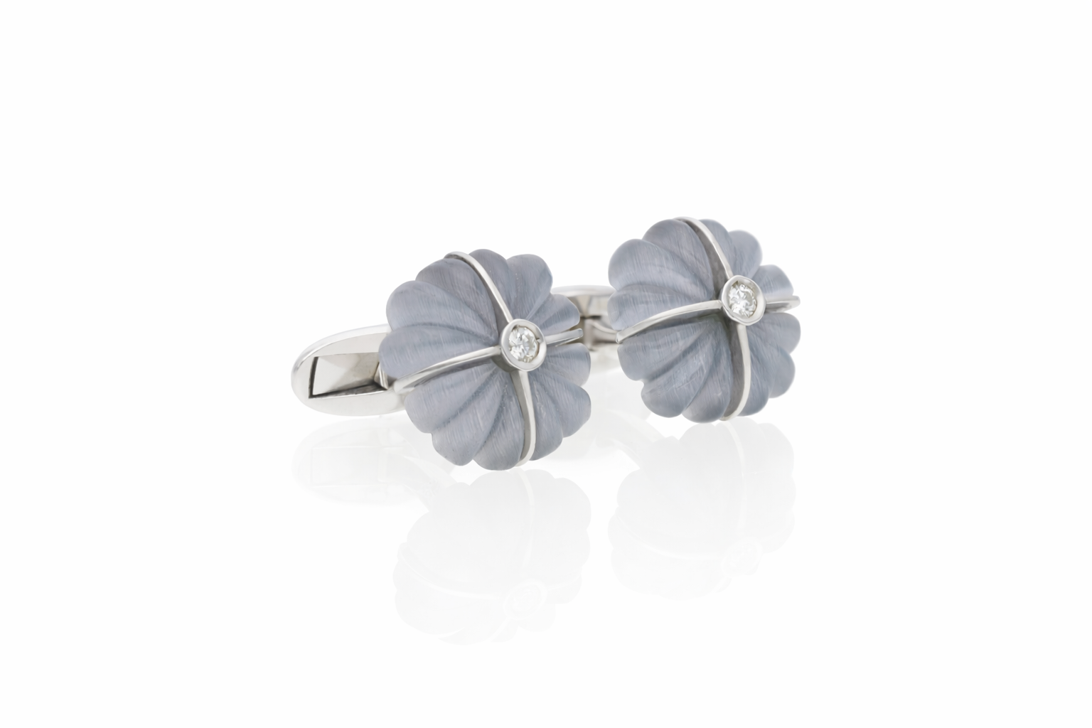 Quartz striped flower with diamond